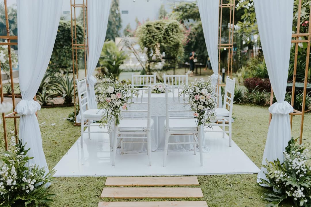 Simpel nan bahagia Wedding ka @ekaaldhian Decor @asw_decoration Foto @jarimanis.photo Venue @uma (1)