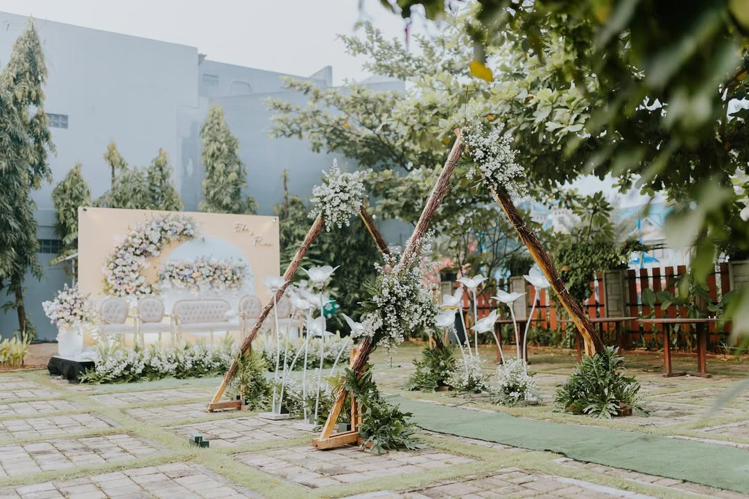 Simpel nan bahagia Wedding ka @ekaaldhian Decor @asw_decoration Foto @jarimanis.photo Venue @uma (2)